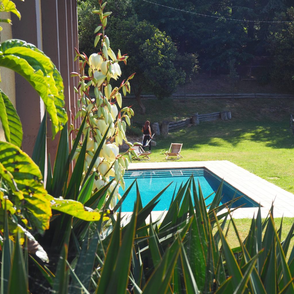 Exterior de Mas Cal Sastre amb piscina, spa rural a Girona envoltat de natura