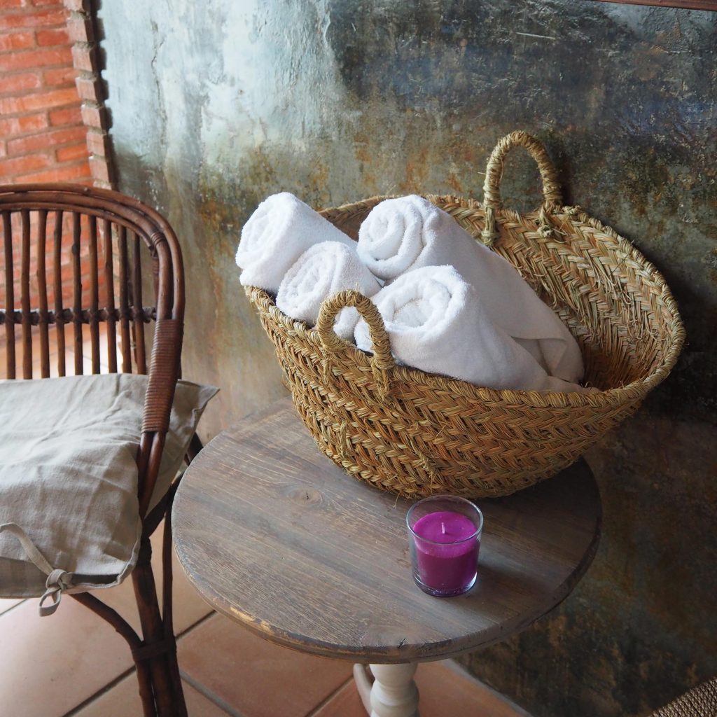 Interior de Mas Cal Sastre, allotjament amb spa a Girona per a parelles