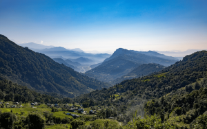 "Vista aérea de los campos y montañas que rodean una casa rural en Girona