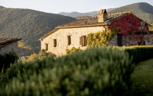 Casa rural de piedra con terraza al aire libre y vistas panorámicas