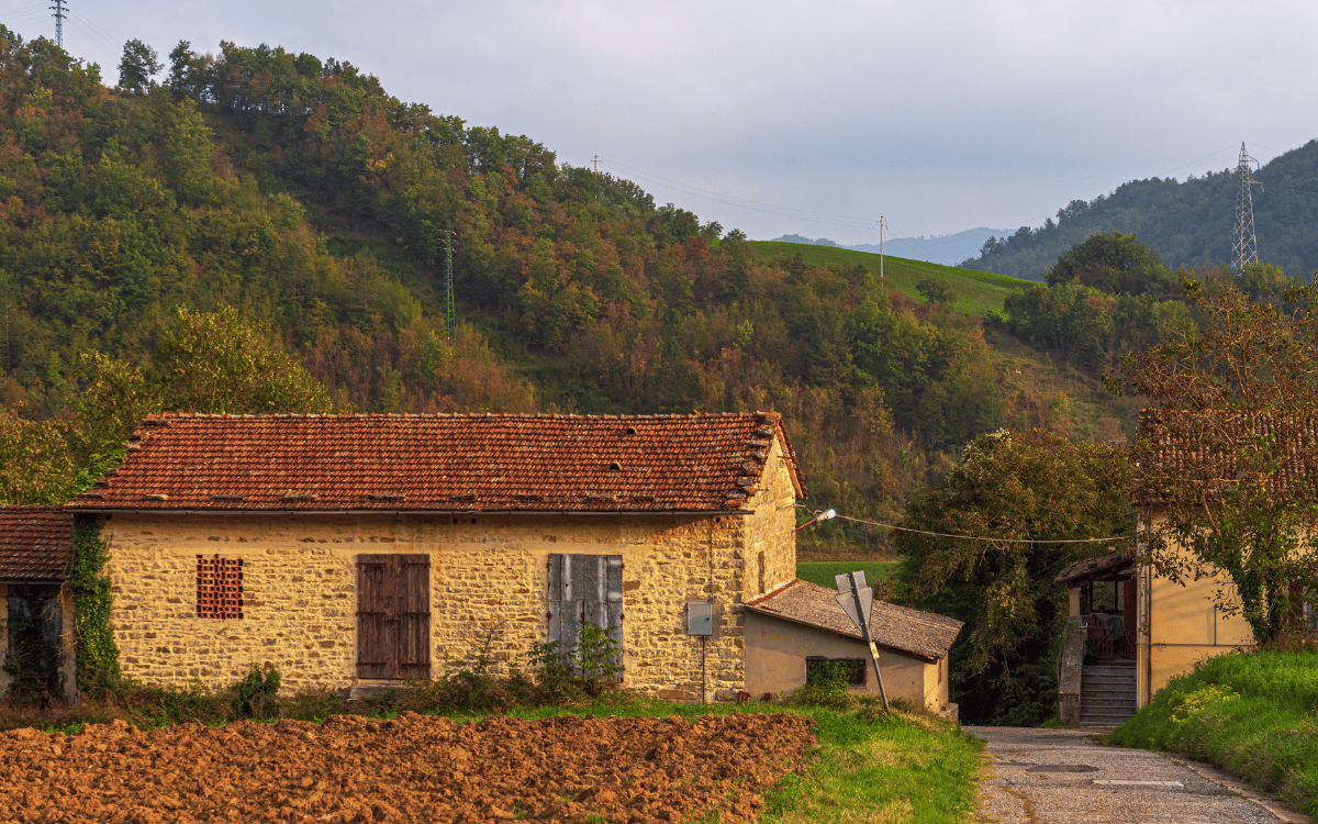 Exterior de una casa rural en Girona con jardín y vistas a las montañas