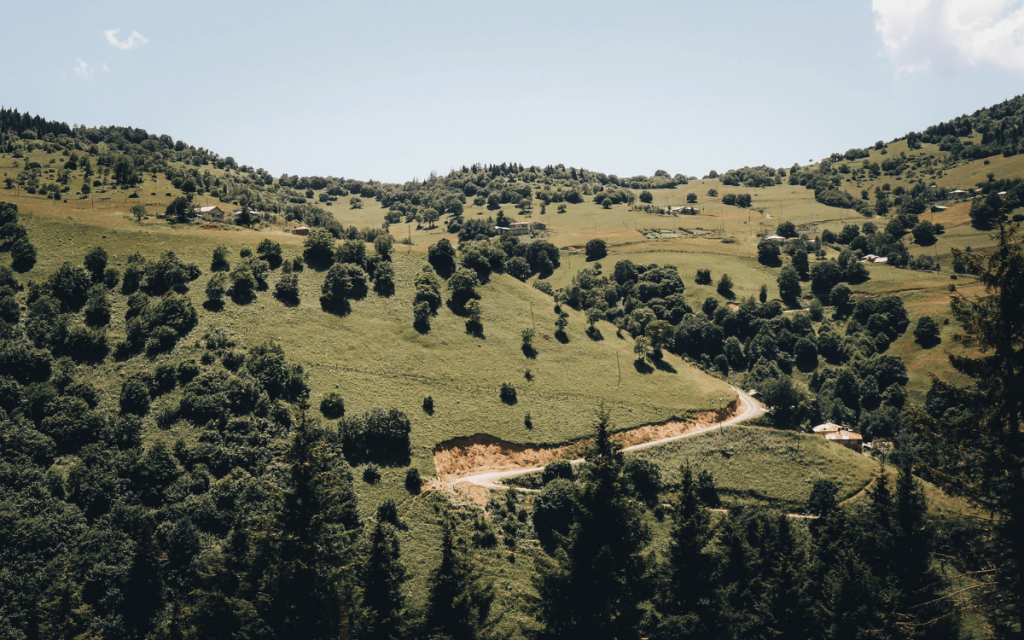 Paisaje natural de Girona, con montañas verdes y cielos despejados
