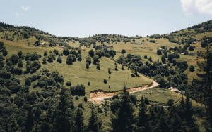 Paisaje natural de Girona, con montañas verdes y cielos despejados