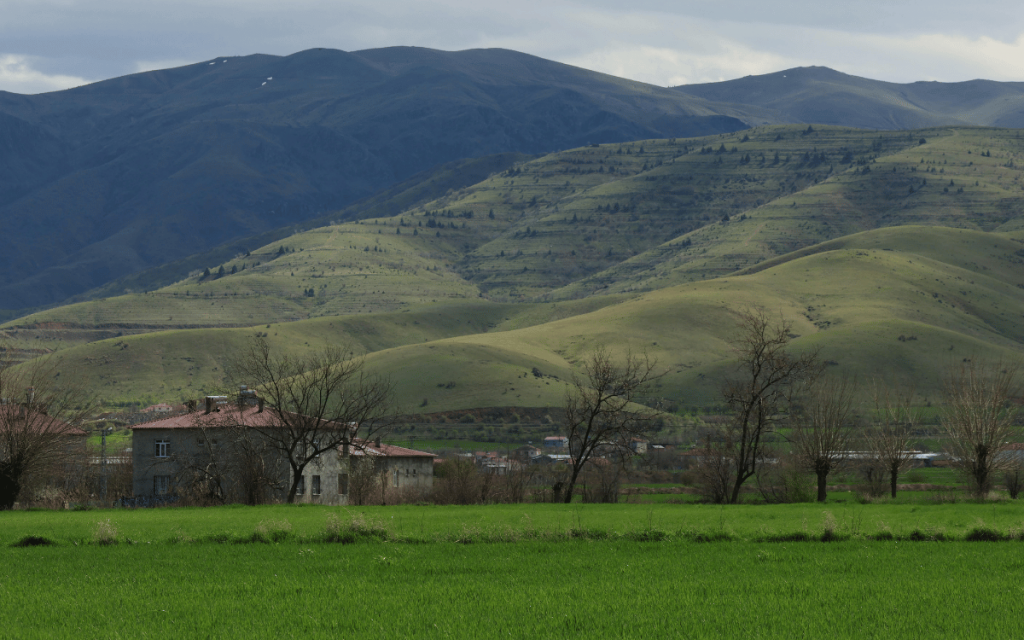 Vista panorámica de las montañas de Girona desde una casa rural